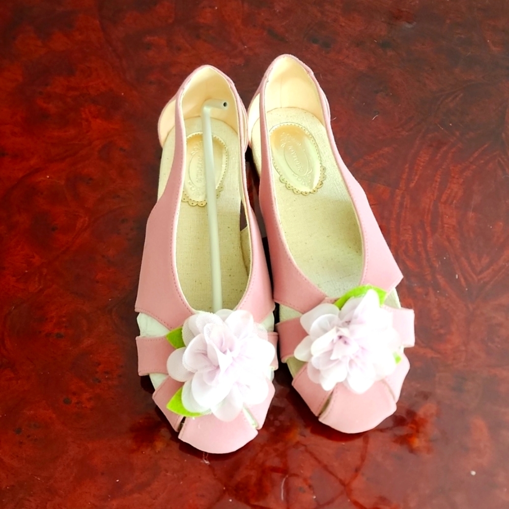 Joyfolie flats with flower